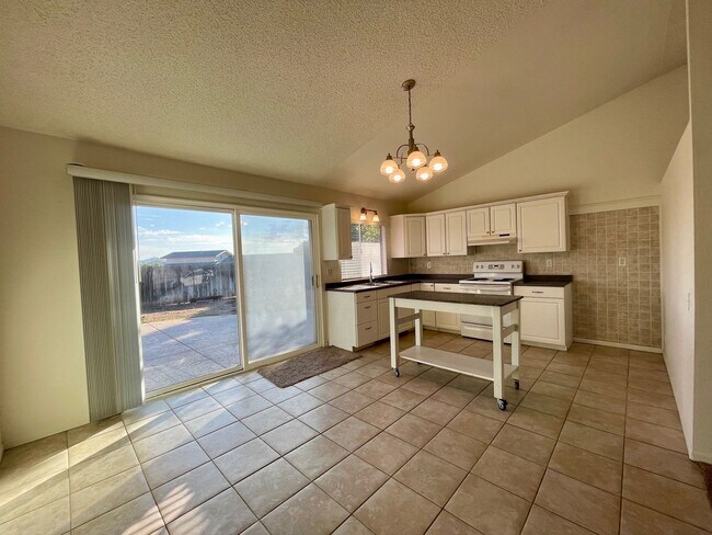 Foto del edificio - 4 bed-2 bath Single Story House with 2-Car...