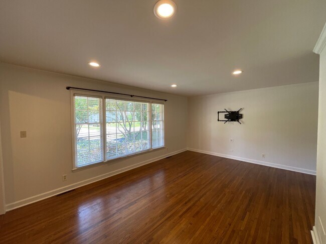 Building Photo - Beautiful Ranch in Myers Park!
