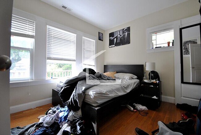 Foto del edificio - Oak Sq Are, Central Heat/AC, In-Unit Washer and Dryer, Backyard, Eat-in Kitchen