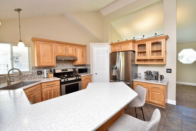 Building Photo - Spacious 4 Bed Murray Home with Huge Private Yard!