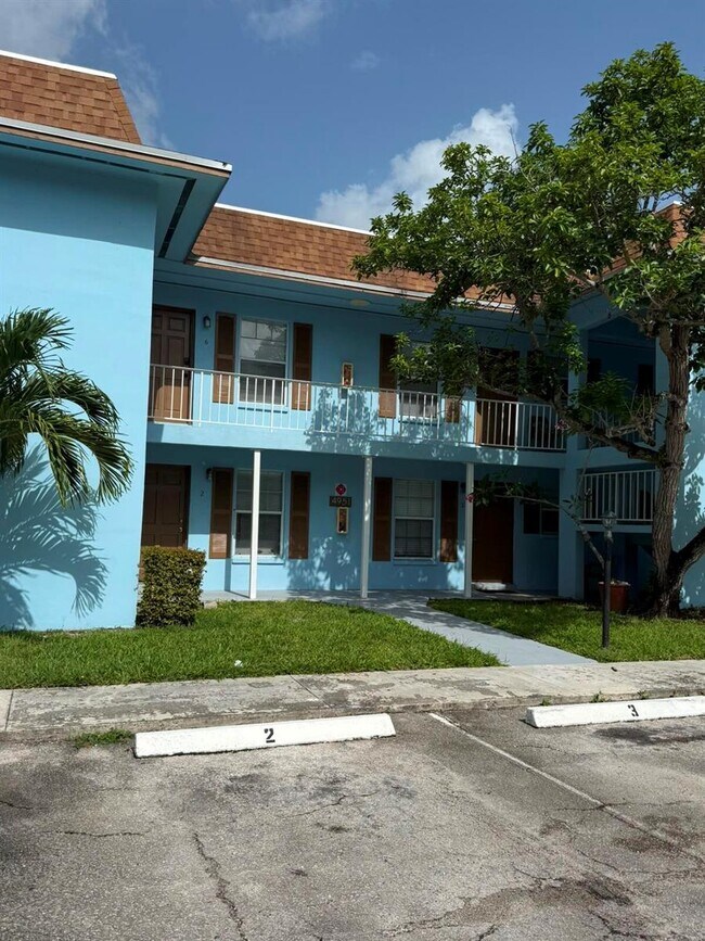 Foto del edificio - 4951 Wedgewood Way