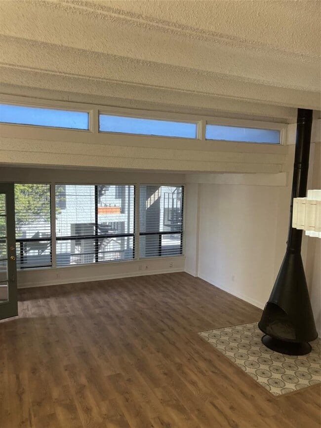 Foto del edificio - 5914 Lago Vista Way