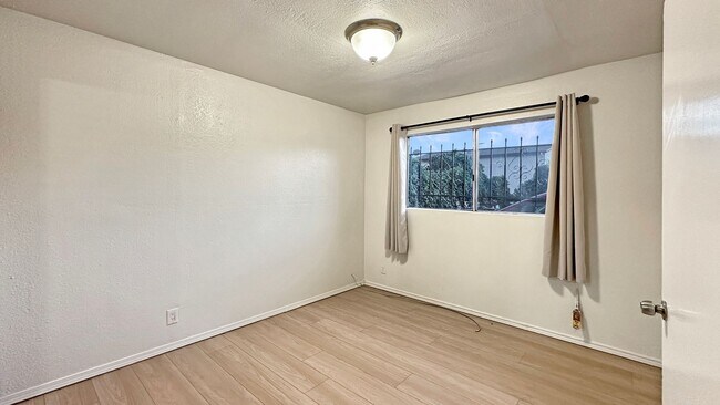 Foto del edificio - Cozy 1-bdrm, 1-bath in gated complex, includes 1 parking space, Located steps from schools and Hi...