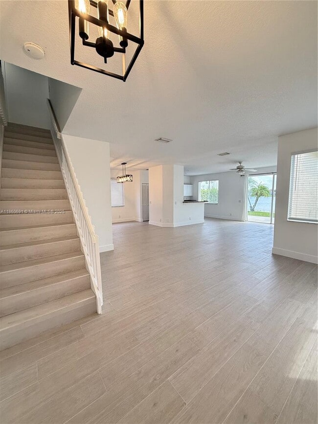 Building Photo - 1421 Presidio Dr