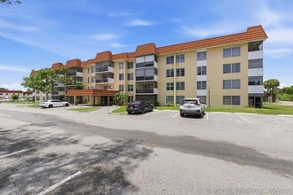 Building Photo - 4152 Inverrary Dr