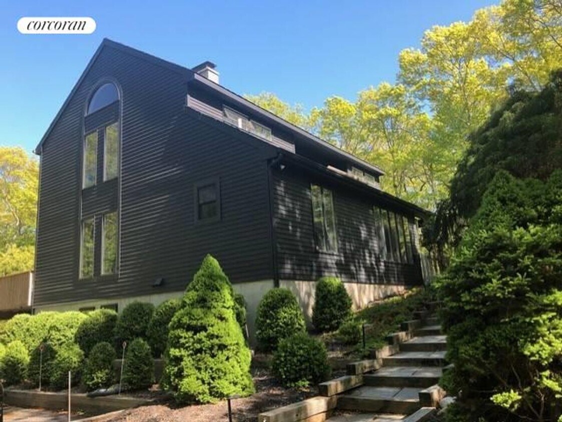 Primary Photo - 325 Old Sag Harbor Rd