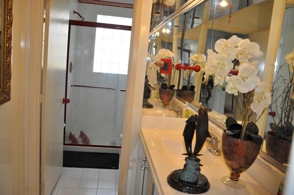 Hallway Bathroom - 9303 E Parkhill Dr House