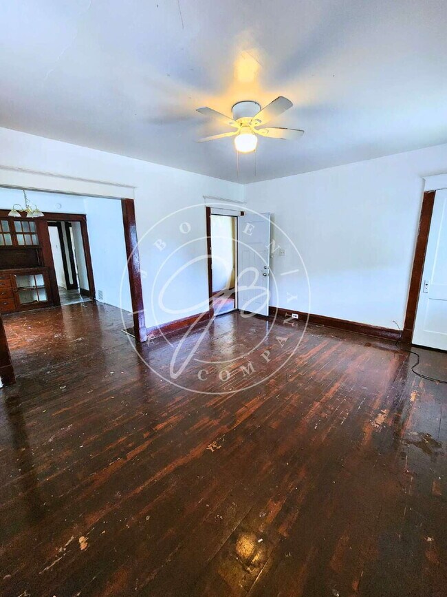 Building Photo - Spacious upper duplex with individual entr...