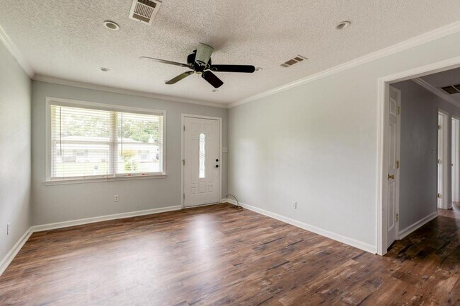Foto del edificio - 6608 Columbus Cir