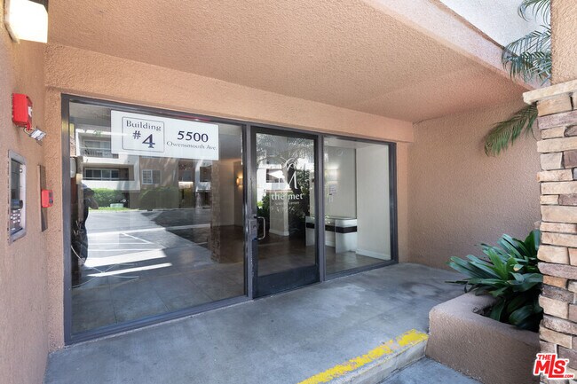Building Photo - 5500 Owensmouth Ave