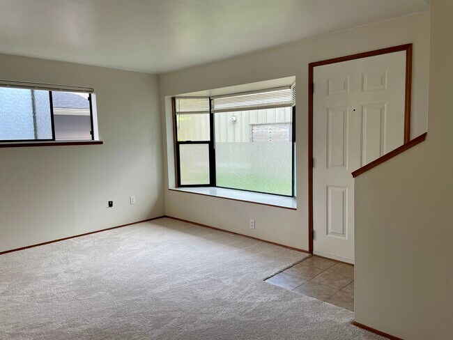 Easy access to Discovery park and Magnolia Village - 3420 34th Ave W