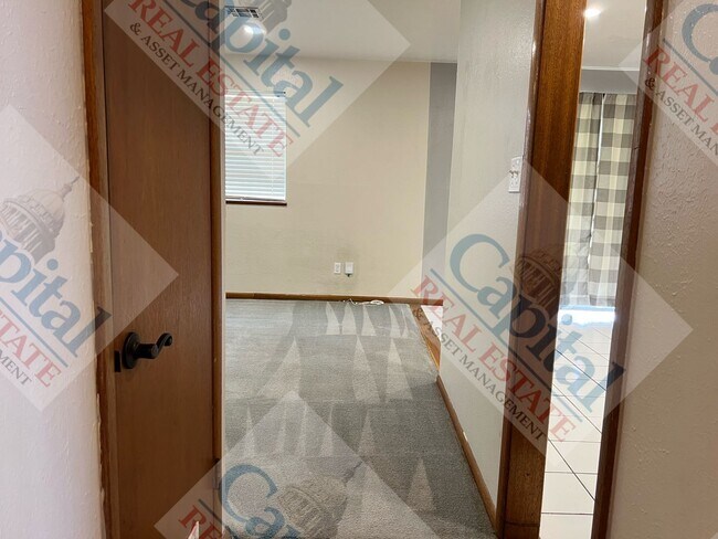 Building Photo - Charming 3 Bedroom