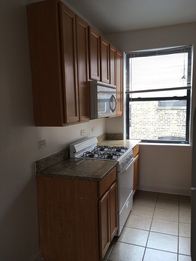 Foto del edificio - 2-Bedroom, Top-Floor Condo in North Rogers Park