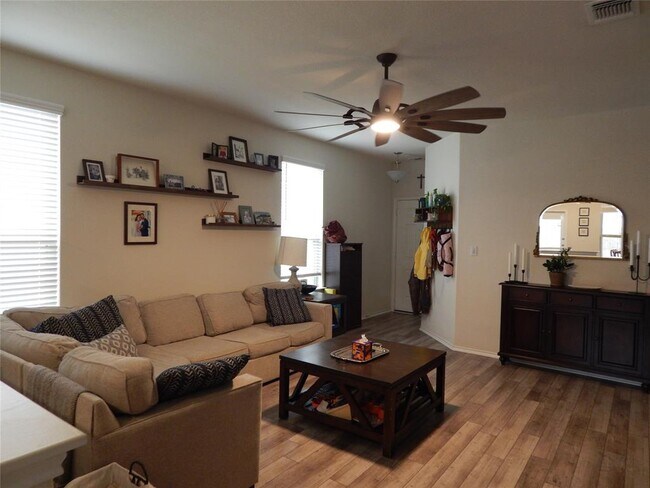 Building Photo - 437 English Oak St