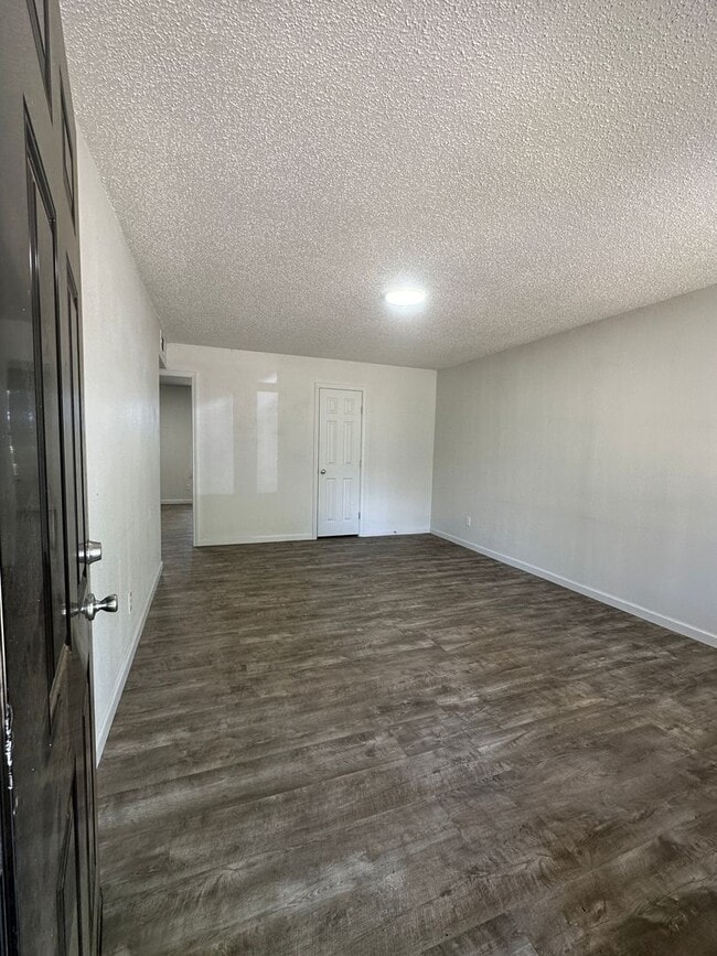 Building Photo - 1002 Harris Dr