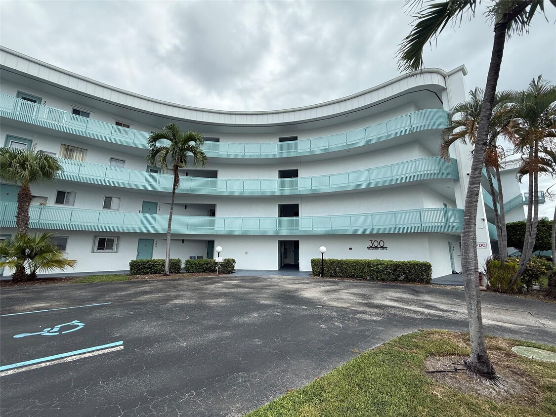 Foto principal - 300 Waterway Dr S