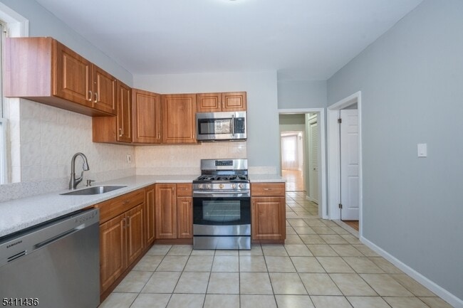 Building Photo - 24 Llewellyn Ave