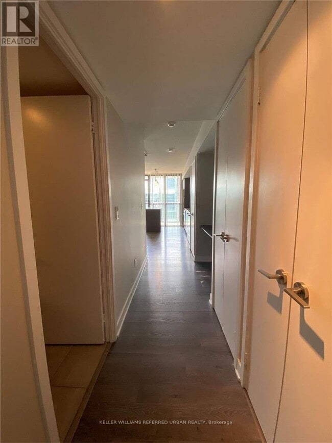 Building Photo - 110 Charles St E