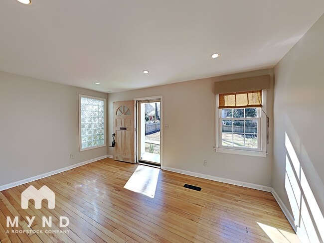 Building Photo - 3120 Skyland Dr NE