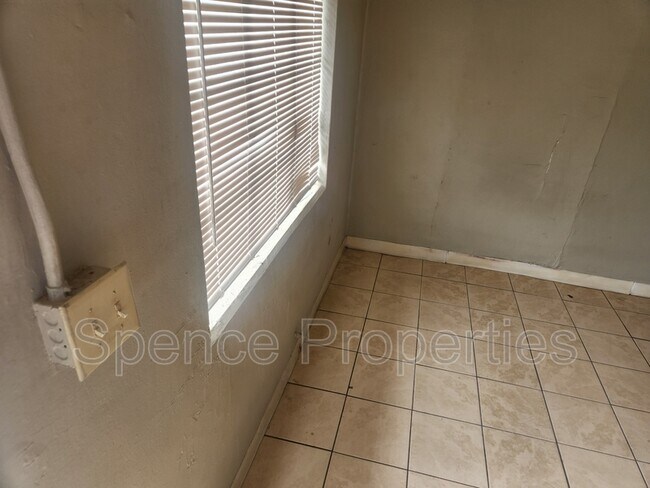 Foto del edificio - 564 W James Lee Blvd
