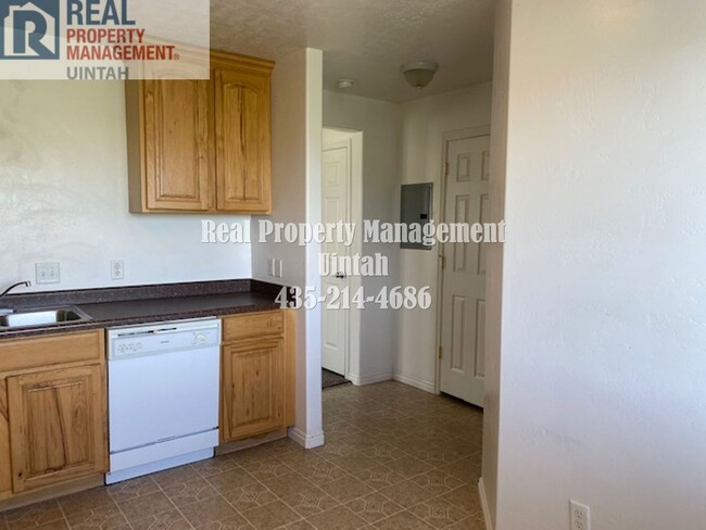 Building Photo - Beautiful twin home for rent!