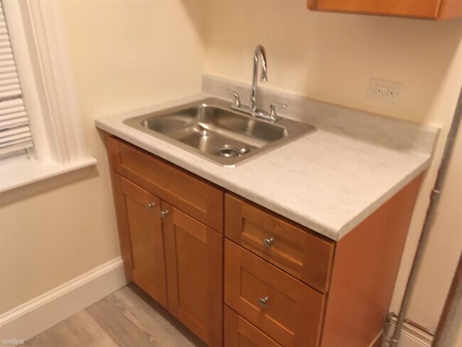 Building Photo - Studio, 1 bath Apartment - 31 Park Dr Apt 2K