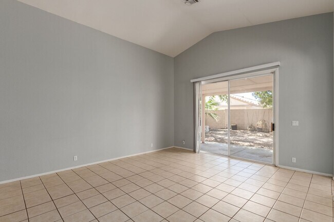 Foto del edificio - 2 Bedroom, 2 Bathroom with 2 Car Garage in...