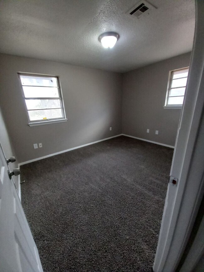 Foto del edificio - Beautiful 4-Bedroom Available Now!