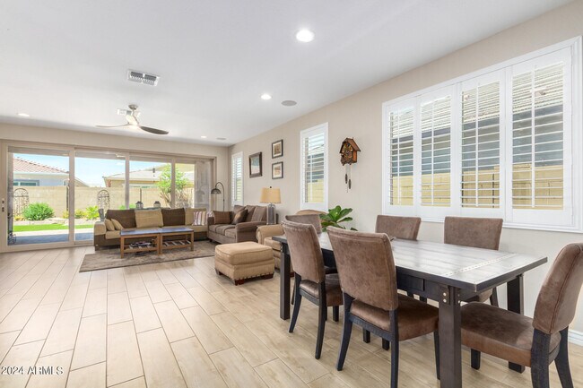 Foto del edificio - 19850 W Devonshire Ave