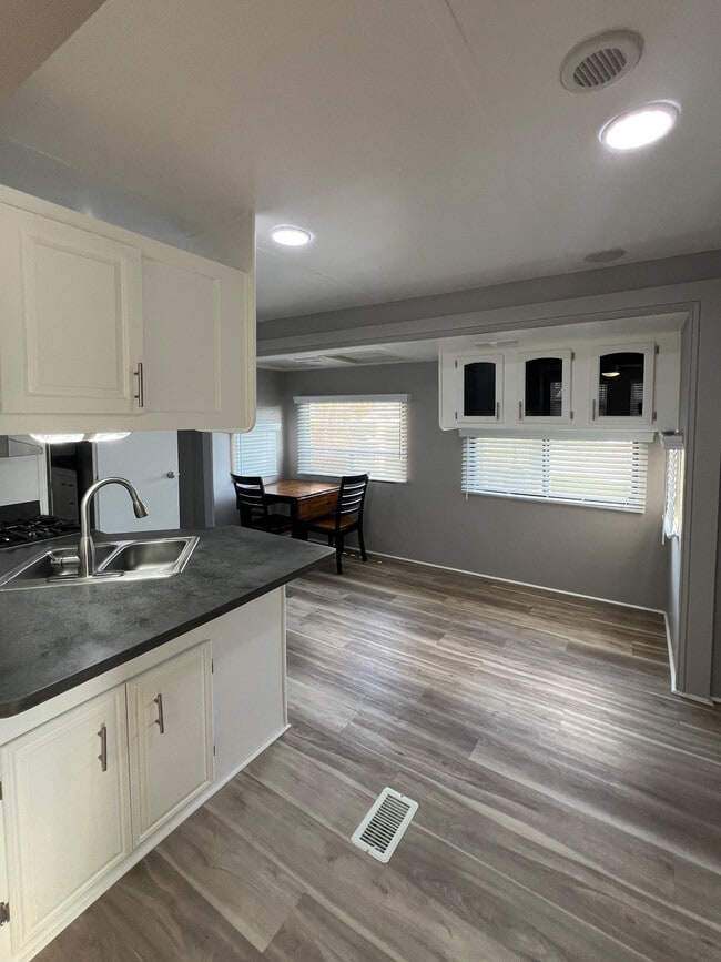 Building Photo - 6501 SE 55th St