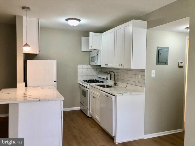 Foto del edificio - 4367A Americana Dr