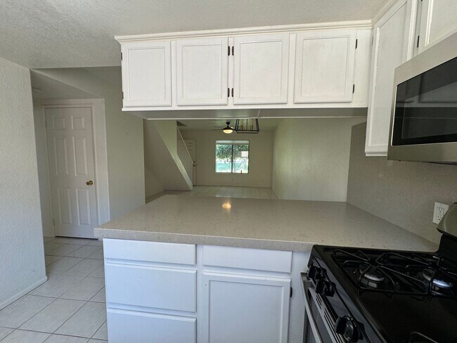 Building Photo - Beautiful Palm Desert Gem!