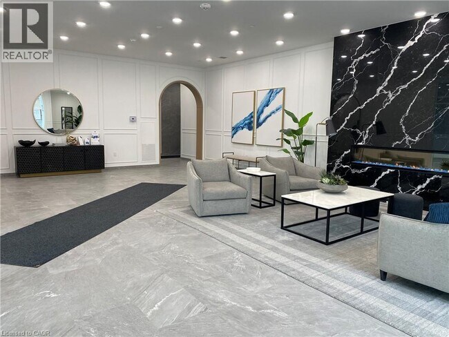 Photo du bâtiment - 71 Wyndham St S