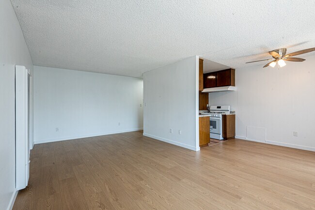 Sala y comedor - About 6210 Whitsett Ave