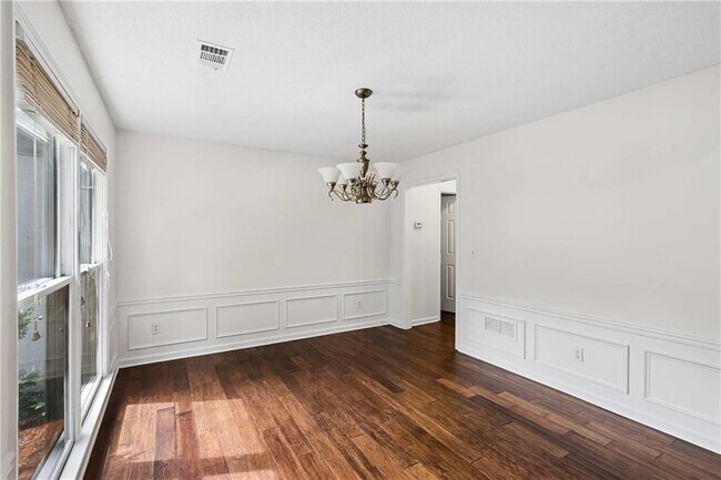 Foto del edificio - 6285 Barwick Ln