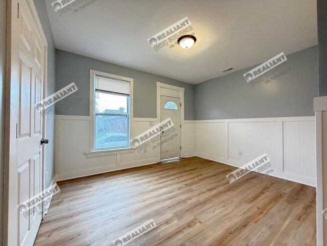 Building Photo - 939 Putnam St