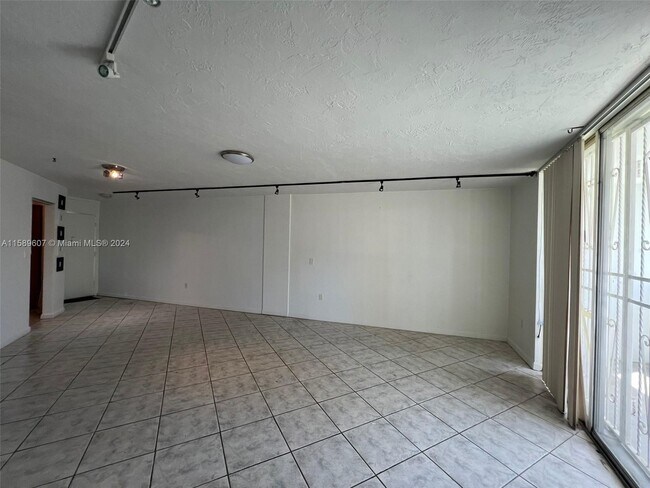 Foto del edificio - 1475 NE 125th Terrace