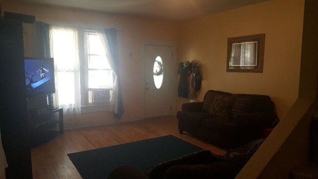 Building Photo - 457 Watson St