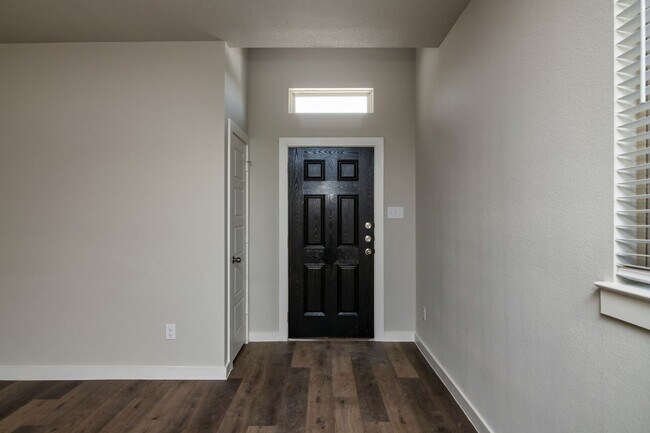 Foto del edificio - GORGEOUS 3 BEDROOM DUPLEX LOCATED IN MIDLO...