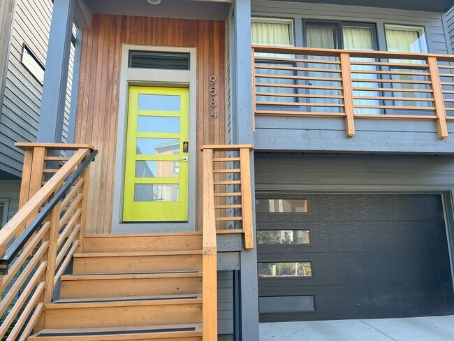 Foto del edificio - Three-Level Modern Living with Open Floor Plan & Stainless Steel Appliances