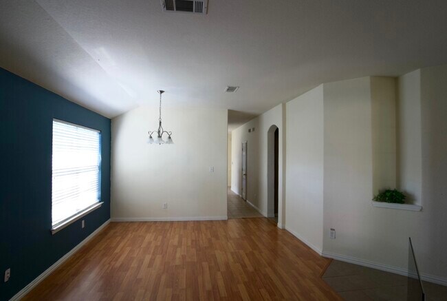 Primera sala de estar - 3608 Cottonwood Rd