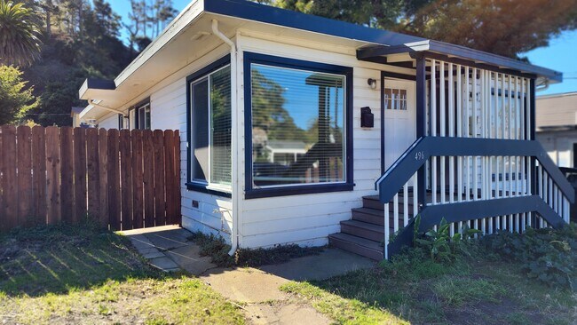 Building Photo - 496 Reina del Mar Ave