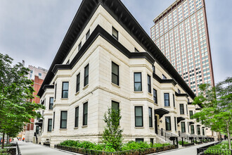 Building Photo - 832 N Clark St