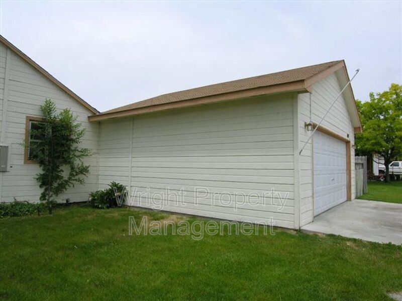 Building Photo - 489 N Thornley Ave