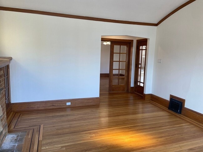 Building Photo - Classic & Timeless Parkside Home 3BD / 2.5BA