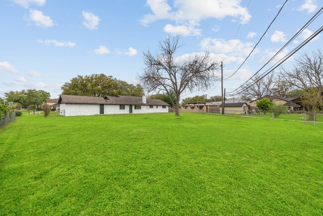Building Photo - 8414 N Tahoe Dr
