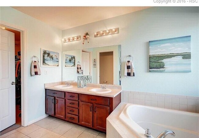 Baño principal, actualmente pintado del mismo color que la sala de estar principal. - 16637 Elk Valley Trail