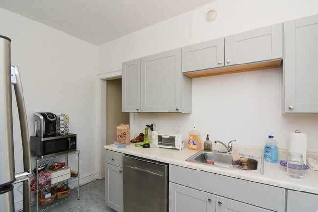 Building Photo - 4400 N Racine Ave