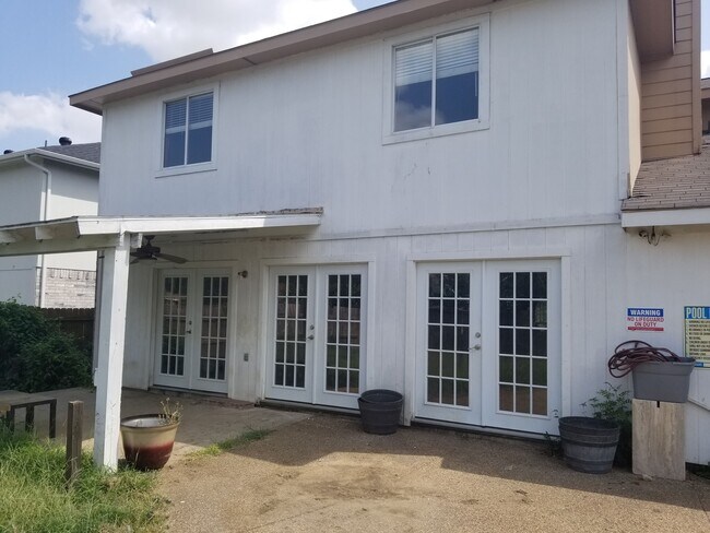 Building Photo - 2700 Sundance Dr