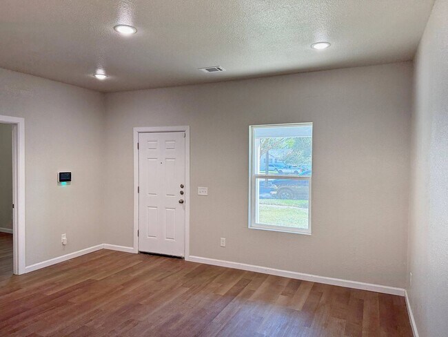 Foto del edificio - Fully Remodeled 3 Bed 2 Bath In Floral Hei...